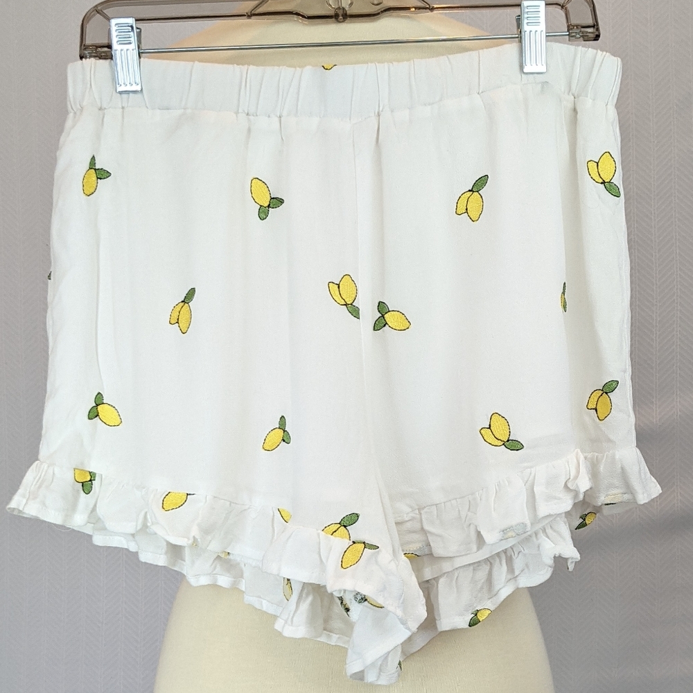 PacSun Frilled Shorts w/ Lemon pattern Size L NWT